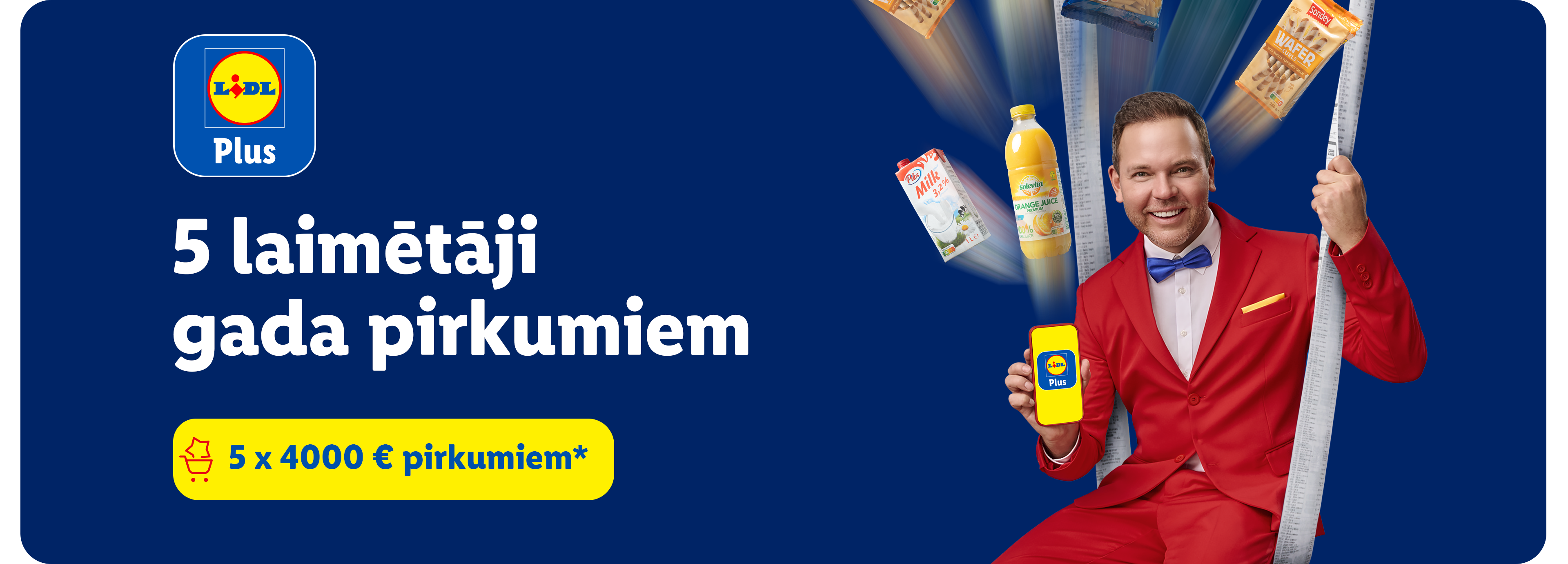 Vīrietis sarkanā uzvalkā tur tālruni ar Lidl Plus logotipu, ap viņu lido produkti un čeki, kā arī teksts par 5 x 4000 € laimestu pirkumiem.