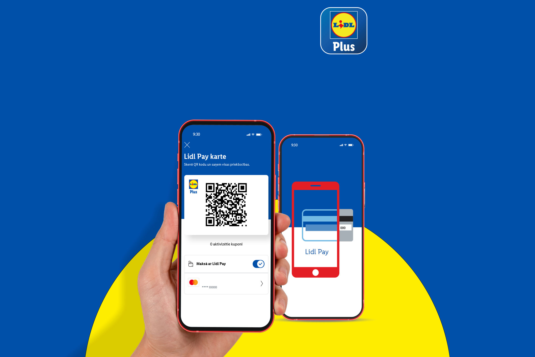 Roka tur viedtālruni ar maksājumu lietotni, blakus cits viedtālrunis ar karti.