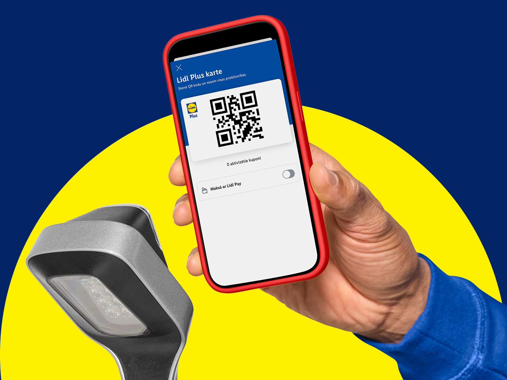 Roka tur viedtālruni ar lojalitātes programmas QR kodu, blakus skeneris.