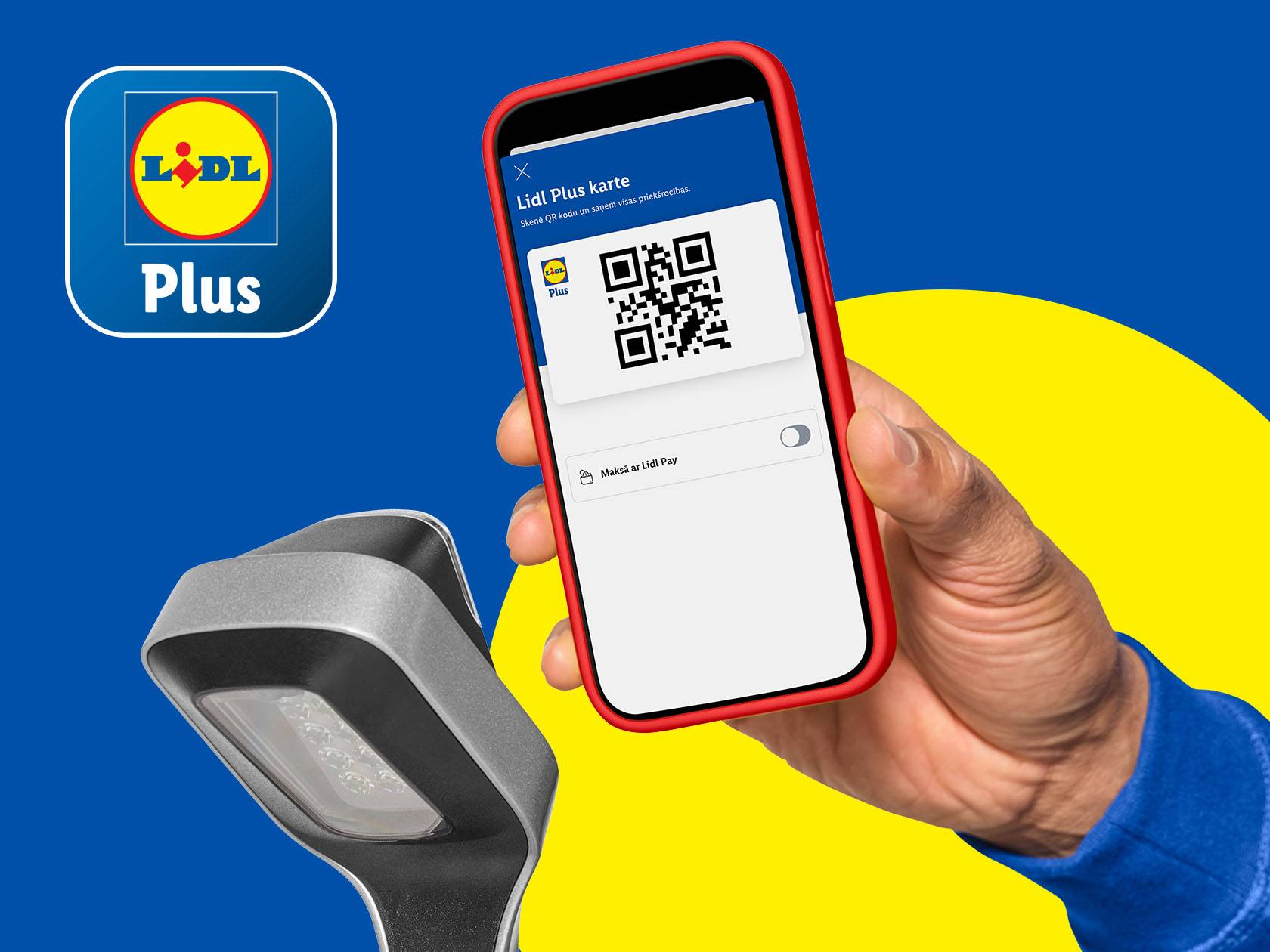 Mobilā lojalitātes lietotne ar QR kodu viedtālruņa ekrānā, kas tiek skenēts pie kases.