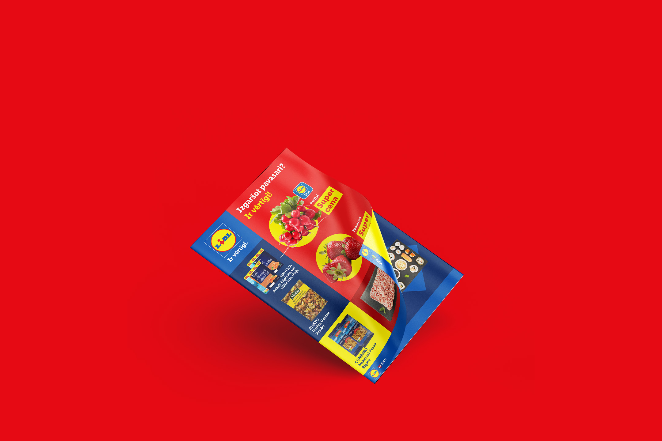 Reklāmas buklets ar redīsiem, zemenēm, makaroniem un riekstiem uz sarkana fona.