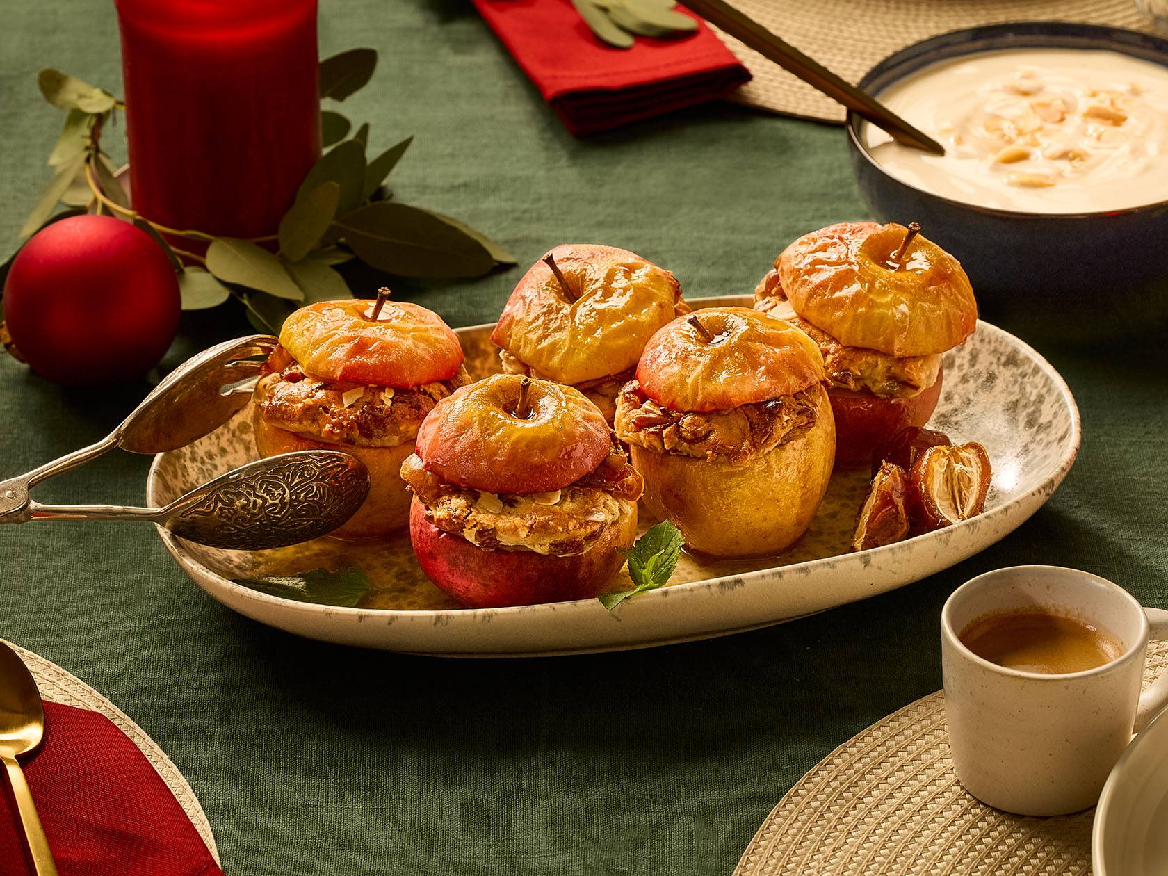 Pildīti cepti āboli ar riekstiem un žāvētiem augļiem uz galda.